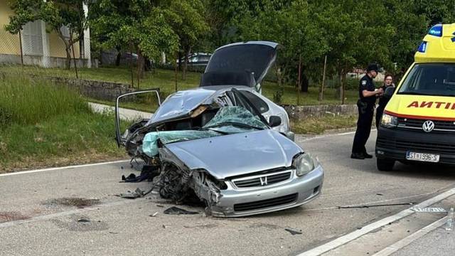 U slijetanju vozila kod Trilja su ozlijeđena dva brata: Jedan se bori za život, auto je 'totalka'
