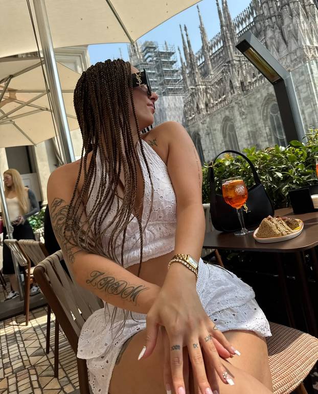 FOTO Twerkerica Sarah svoje je obline pokazala u tangicama...