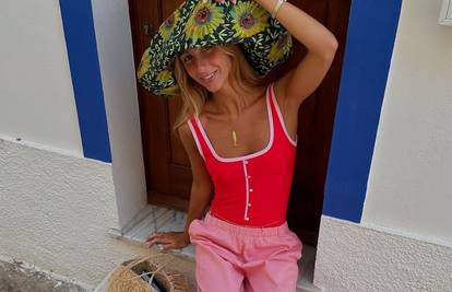 Crveni badić kao majica - dobro izgleda na klasične duge hlače