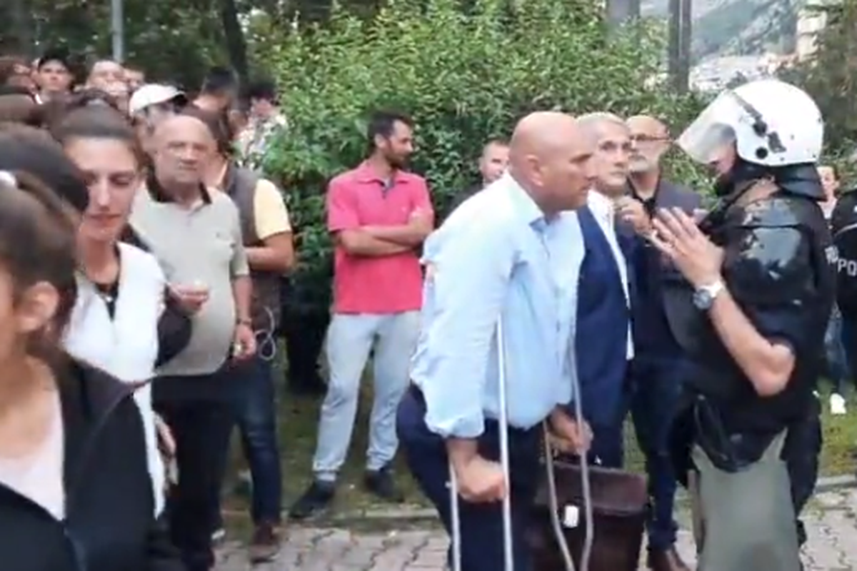 Policija ispred zgrade u kojoj saslušavaju sina smijenjenog gradonačelnika Budve Carevića