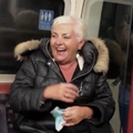 Britanac nagovorio sve putnike da pjevaju njegovoj mami za rođendan: 'Jako se naljutila'