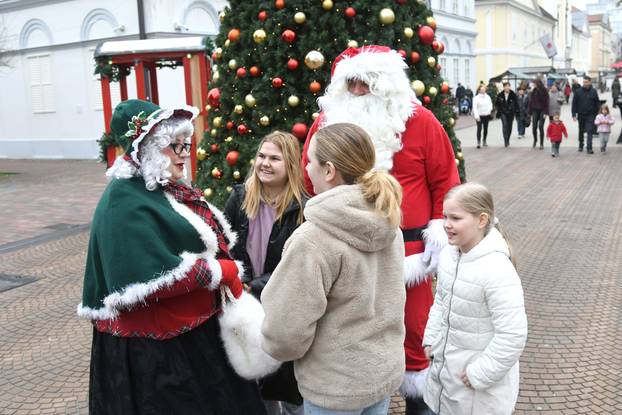 Bjelovar: Baka i Djed Mraz na bjelovarskom adventu uveseljavaju sve naraštaje