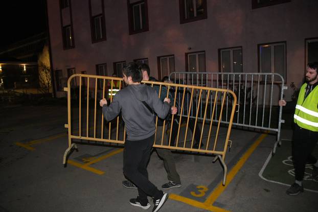 FOTO Studenti blokirali zgradu RTS-a u Srbiji, policija ih je tjerala i udarala pendrecima