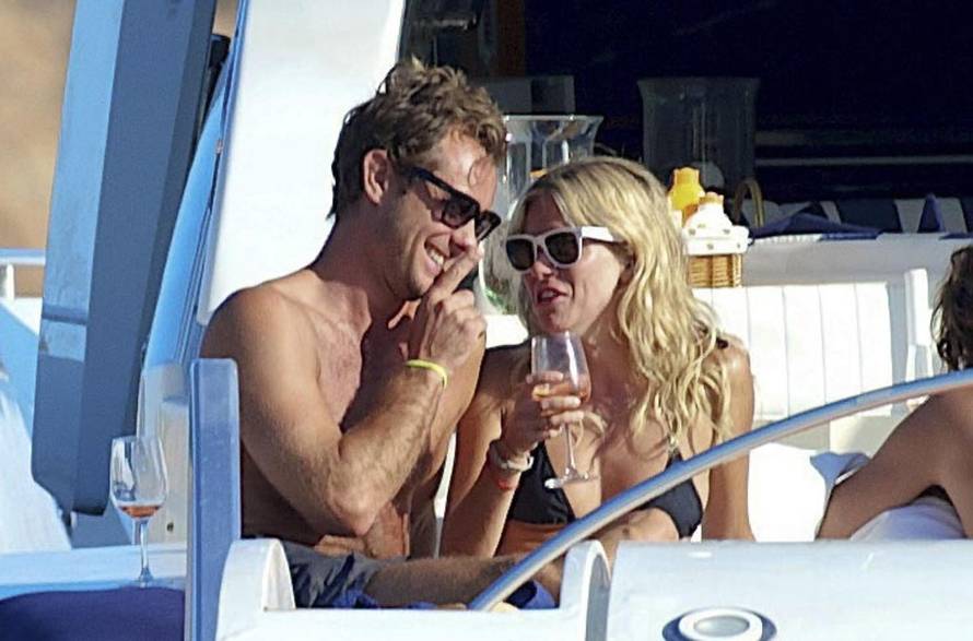 Jude Law ima sedmero djece s četiri žene: Mnogima je lomio srca, a smirio se prije 10 godina