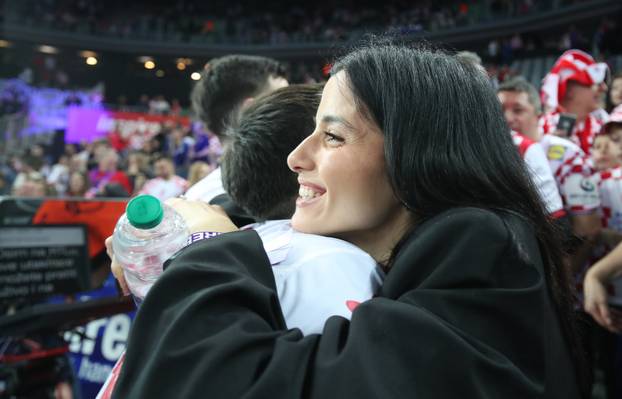 Ivan Martinović proslavio pobjedu nad Islandom poljupcem svoje supruge Miriam 