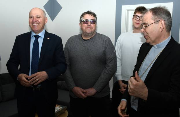 Petrinja: Ministar Bačić obišao tri obitelji koijim su izgrađene zamjenske kuće