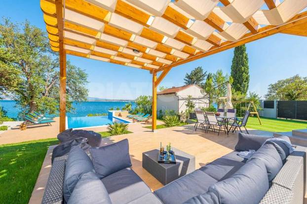 FOTO Privatna plaža i infinity bazen: Moderna vila blizu Zadra prodaje se za 3 milijuna eura