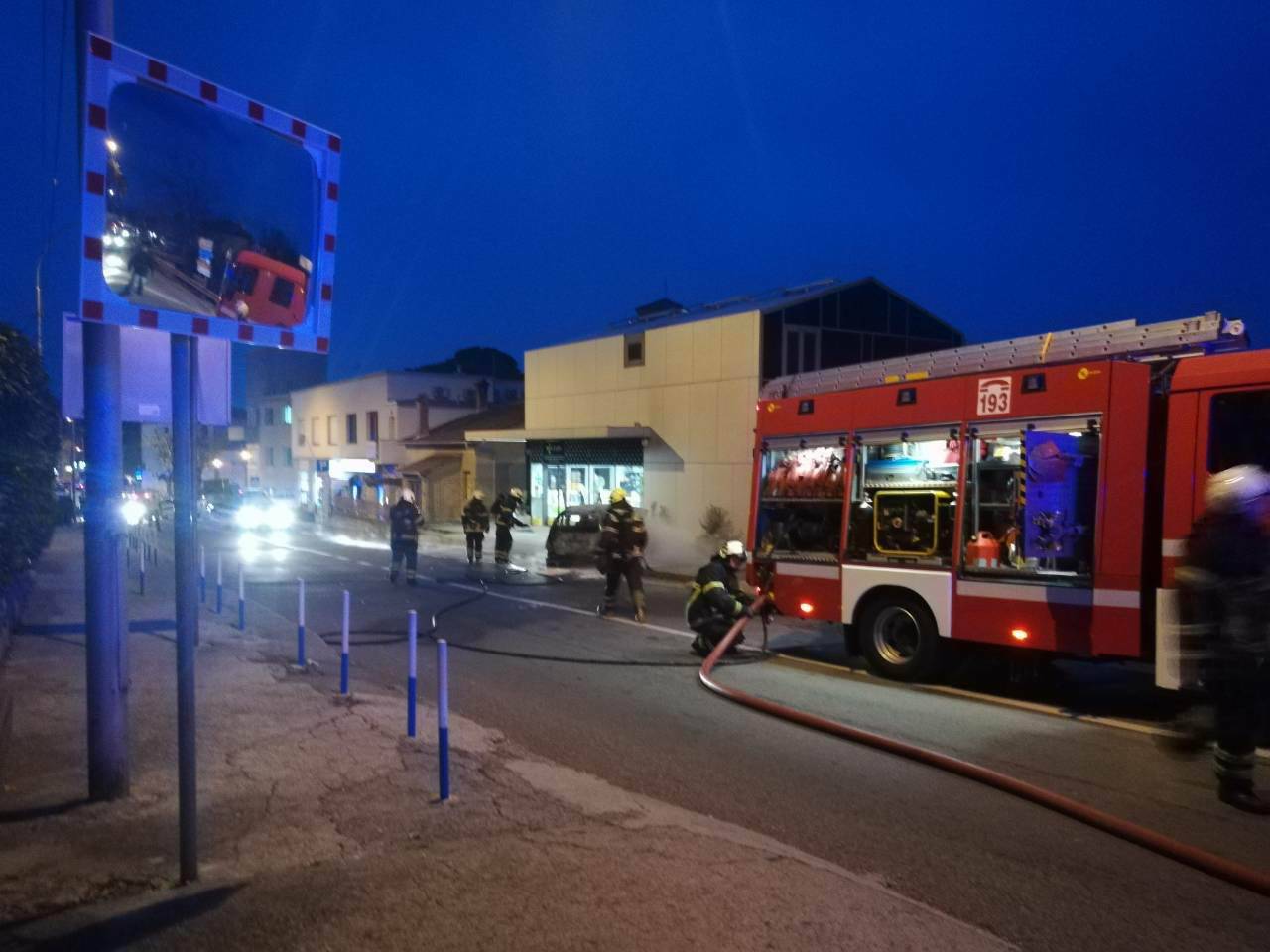 U Matuljima planuo Mercedes, vozačica (37) na vrijeme izašla