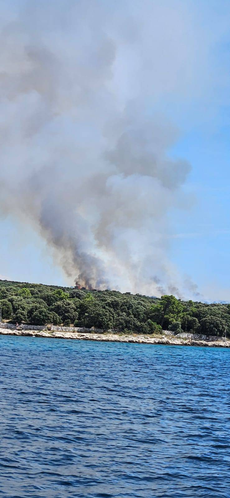 VIDEO Buknuo požar na Pagu! 'Gori šuma, stigli su i kanaderi'