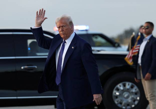 Trump arrives in West Palm Beach, Florida