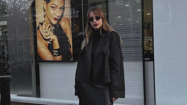 Kratki crni kaput za eleganciju i minimalizam - uvijek u trendu