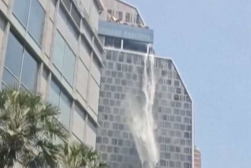 Bangkok: Voda se slijevala iz monta&zcaron;nog bazena na vrhu luksuznog hotela