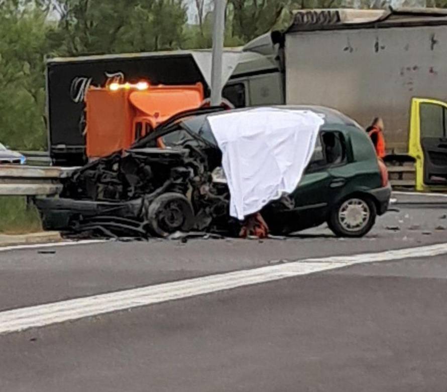 Užas i kod Zaprešića! Sudarili se kamion i auto, čovjek preminuo