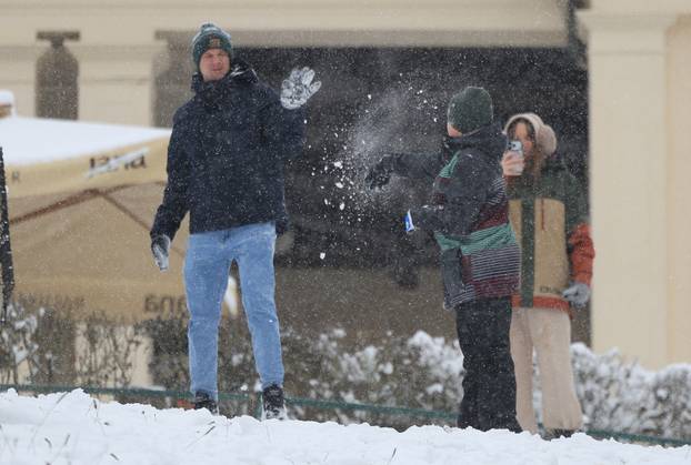 Zagreb: Maksimir, jedno od omiljenih mjesta za sanjkanje, grudanje ili šetnju po snijegu