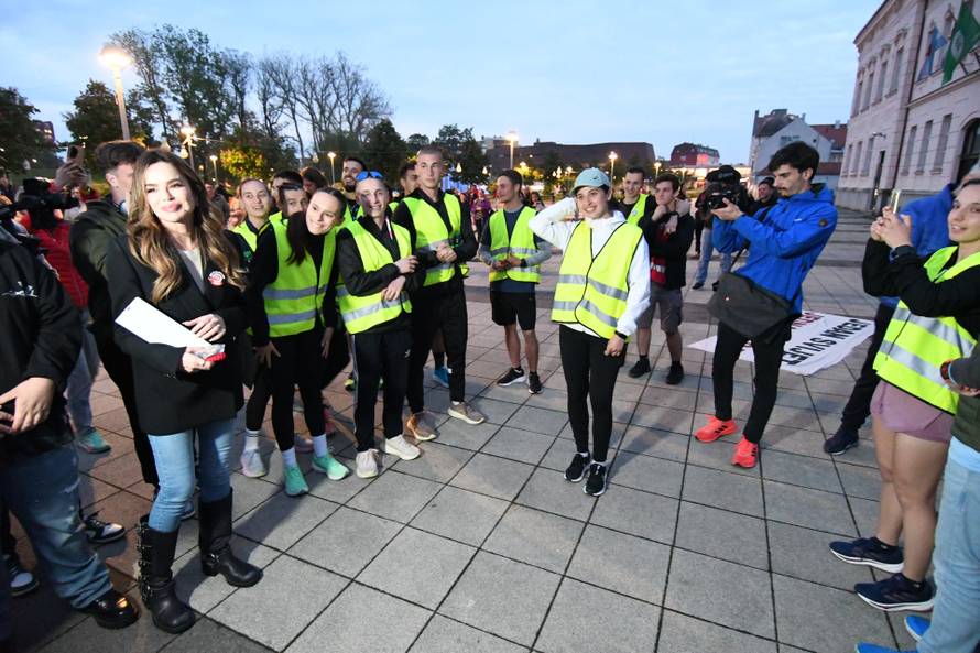 Virovitica: Severina dočekala srpske studente koji trče do Bruxellesa