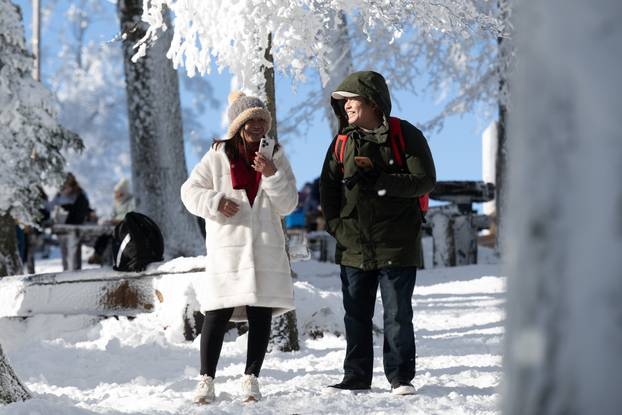 Zagreb: Građani uživaju u suncem okupanom Sljemenu 