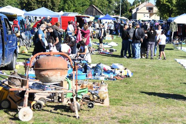 Koprivnica: Velika gužva na buvljaku koji je privukao pažnji brojnih prodavača i još više kupaca