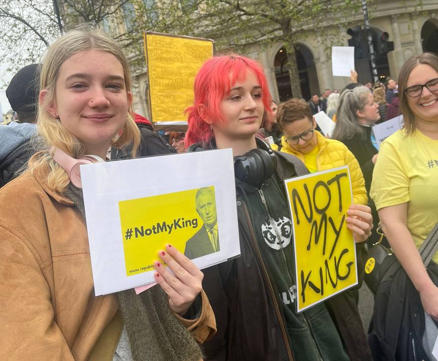 Protivnici kralja stigli na ulice: Viču 'privatizirajte tu obitelj', pogledajte snimku incidenta