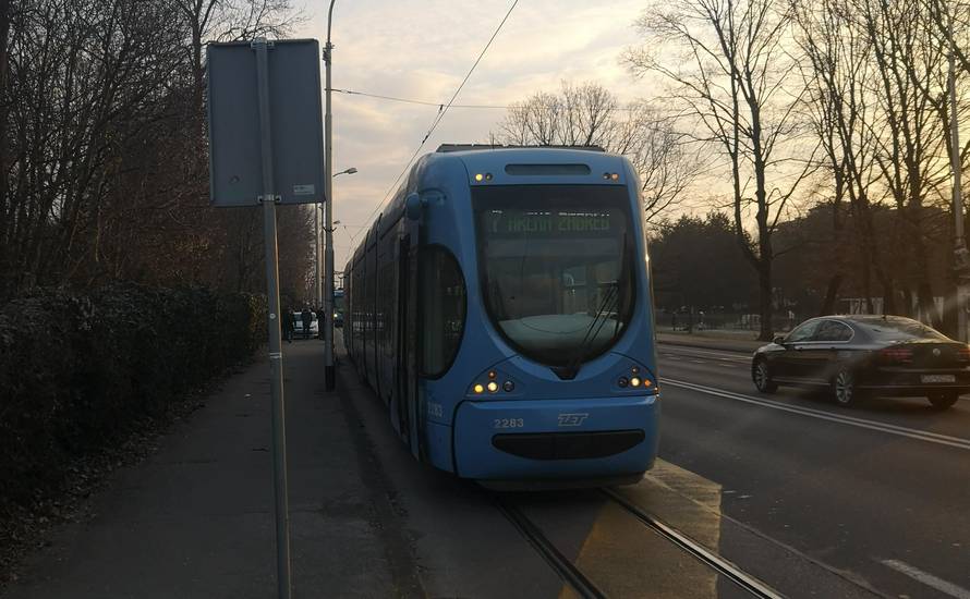 Dio tramvaja pao je na auto u Zagrebu: 'Da je bilo na šajbu, vozač se ne bi dobro proveo'