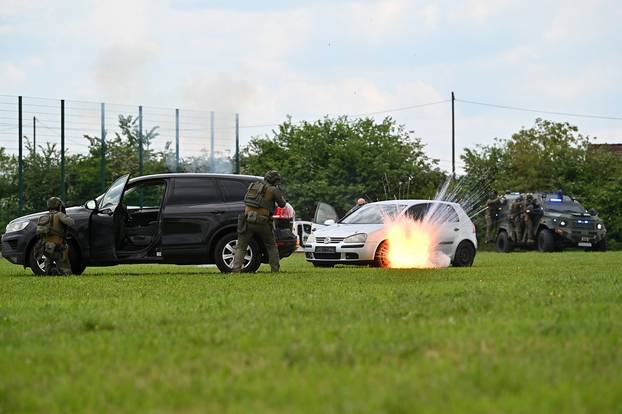 FOTO Pogledajte vježbe HV-a i policije u Okučanima: Borbe, eksplozija i skok padobranom!
