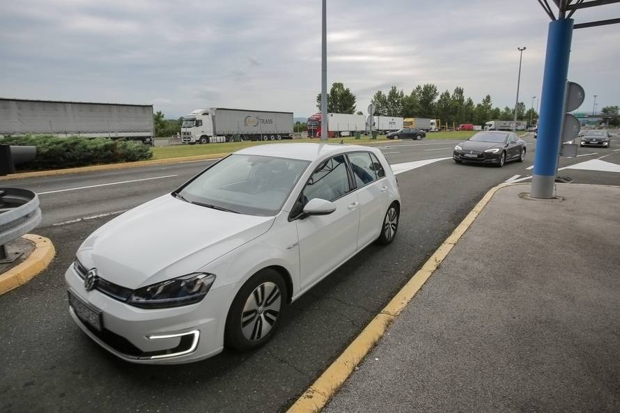 Na benzinskoj postaji INA u Brinju otvorena je prva punionica za elektriÄne automobile