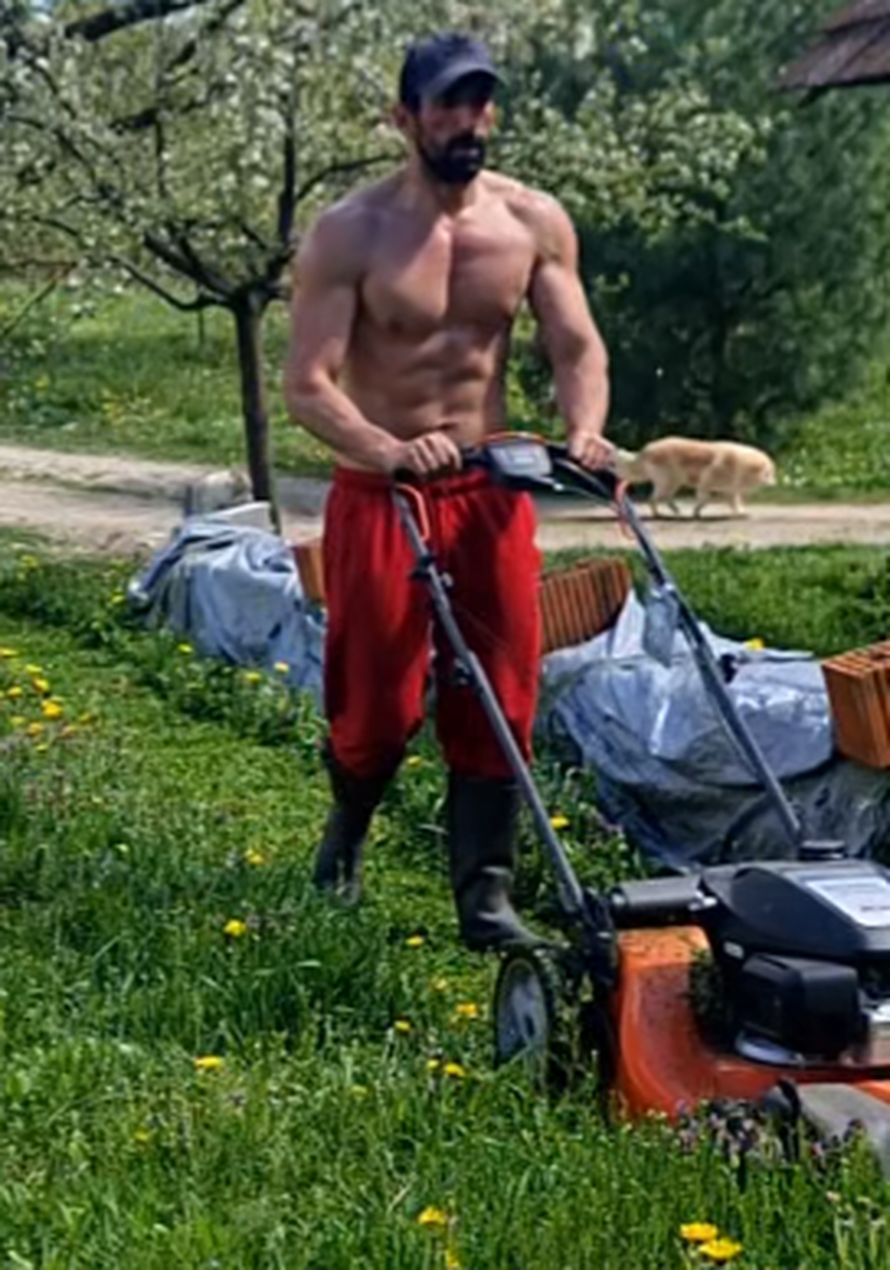 Slavko Sobin skinuo majicu pa se bacio na posao, žene lude: 'Pokosio si ti nas, a ne travu'