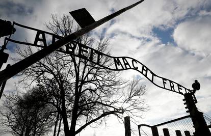 Nizozemka u Auschwitzu digla naci-pozdrav. Kaže da se šalila