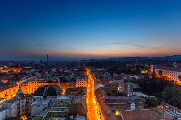 Pogled na grad Zagreb u sumrak