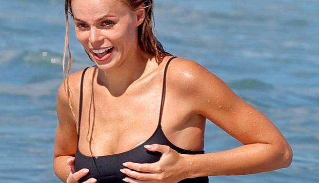 *PREMIUM-EXCLUSIVE* Brooks Nader makes sure her silicone breast enhancers are doing their job on the set of "Baywatch."