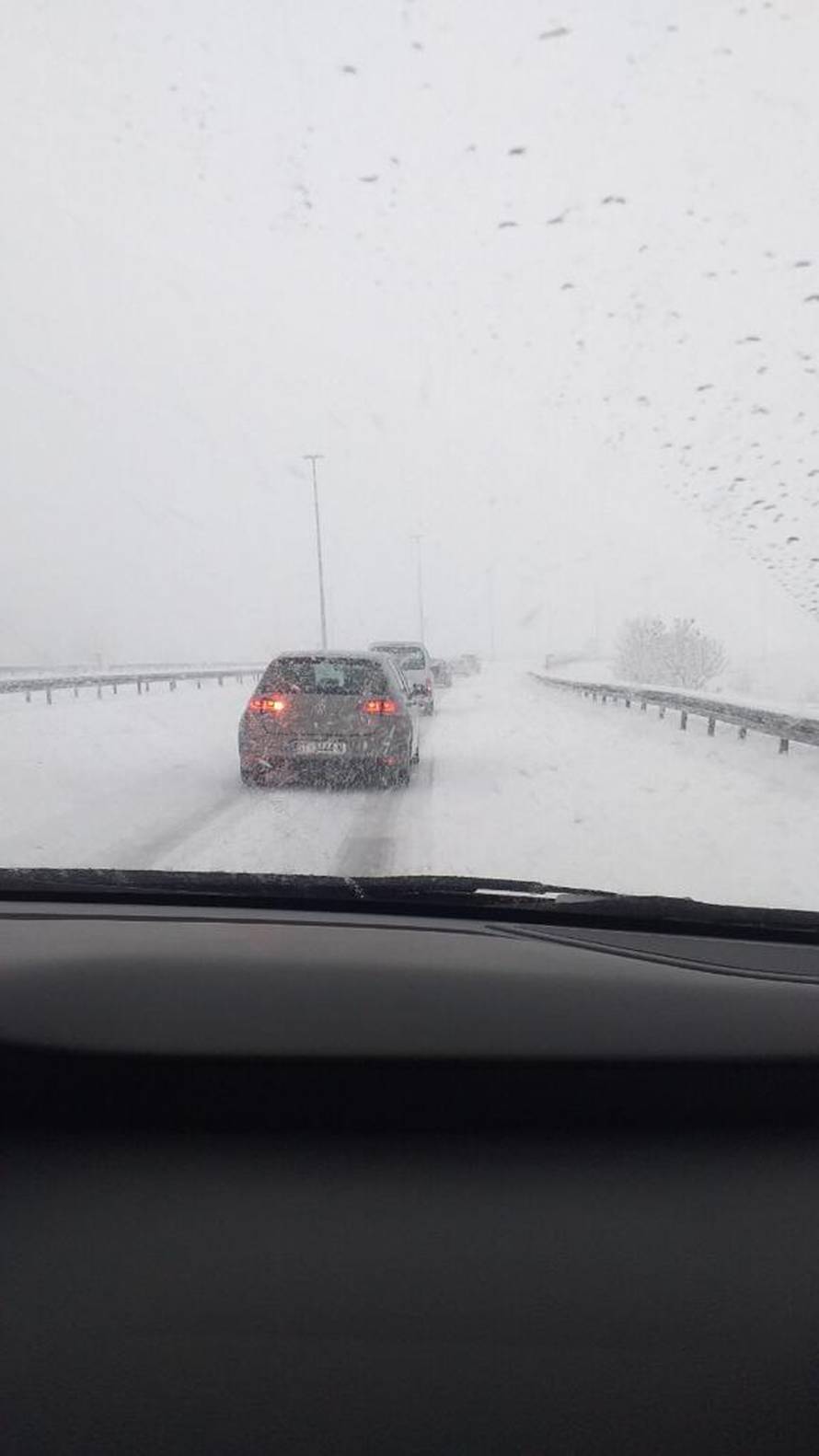 Snijeg pada na kopnu, na moru kiša, a zapuhat će i olujna bura