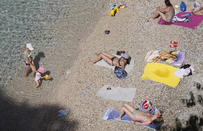 Španjolska će zabraniti pušenje na plaži: 'To je katastrofa, opušak je svaka 2 centimetra'