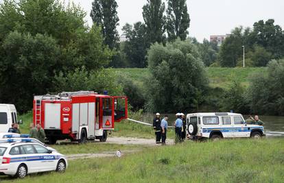 Policija pretražuje Savu: Fiat Uno se s nasipa zaletio u rijeku