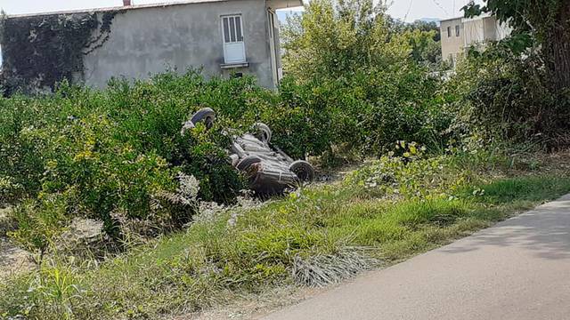 U nesreći u Metkoviću poginuo muškarac: Izletio je s ceste, a potom ga je prikliještilo vozilo