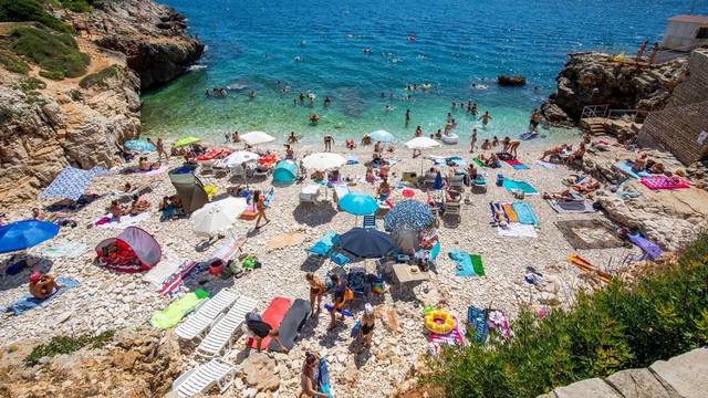 Turisti bezbrižno uživaju na pulskim plažama