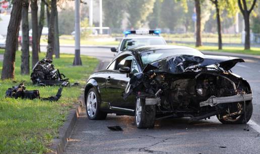 Zaletio se autom u stablo, od siline udarca izletio mu motor