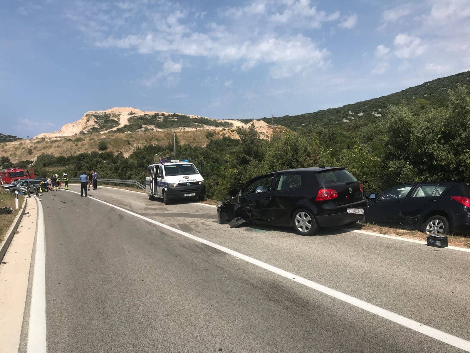 Lančani sudar u blizini Tisnog: Ljudi ostali zarobljeni u autu...