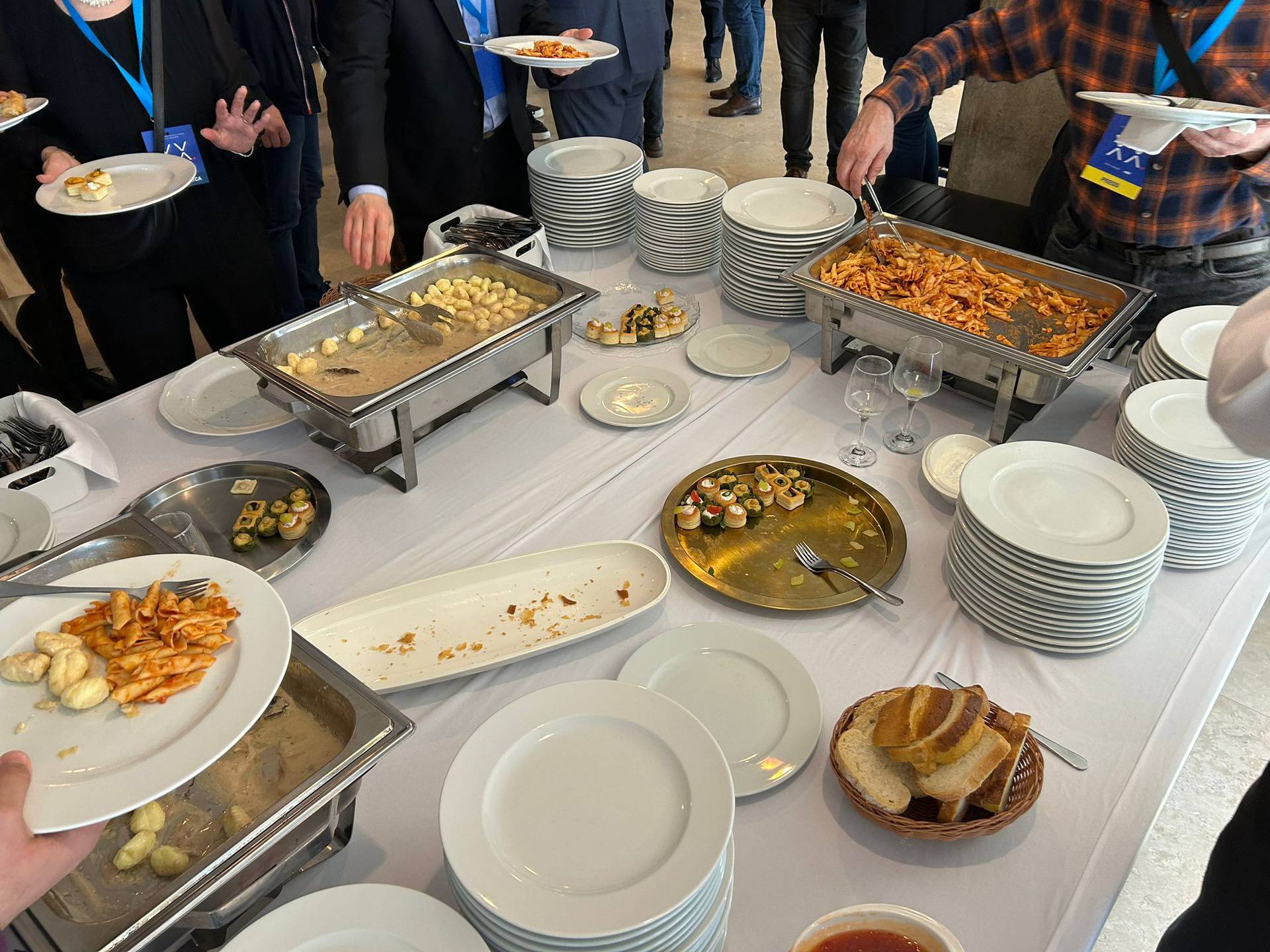 Tko je njamio, njamio je: Evo što se jelo na saboru HDZ-a. Pobrinuli  se i za vegetarijance...