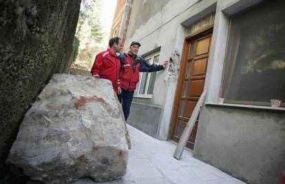 Omiš: Kamena gromada od tri tone sletjela pred kuću 