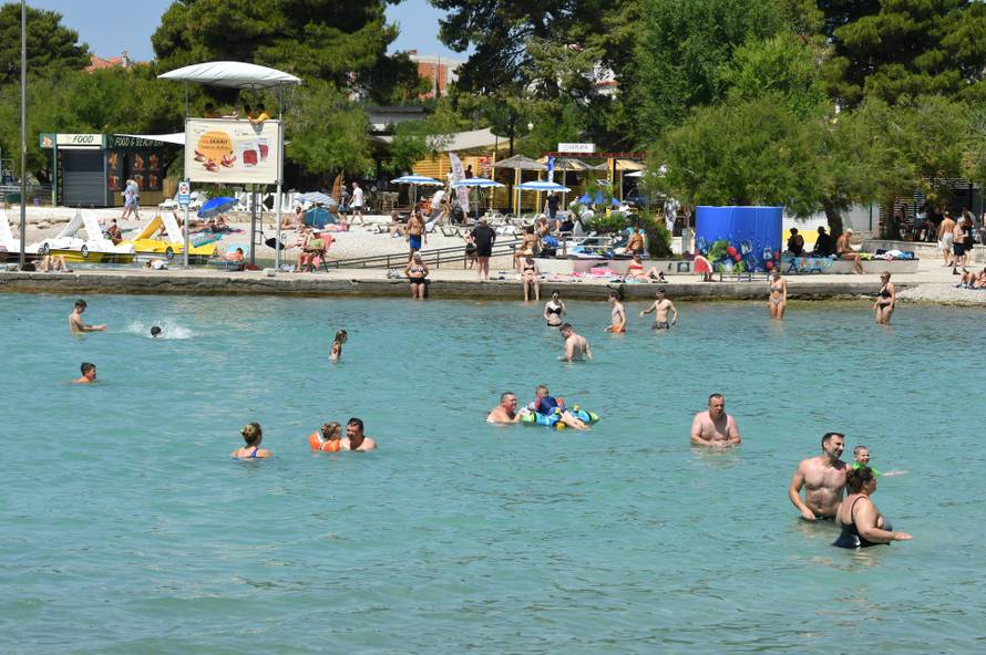 Vodice: Turisti uživaju na plažama i u obilasku grada