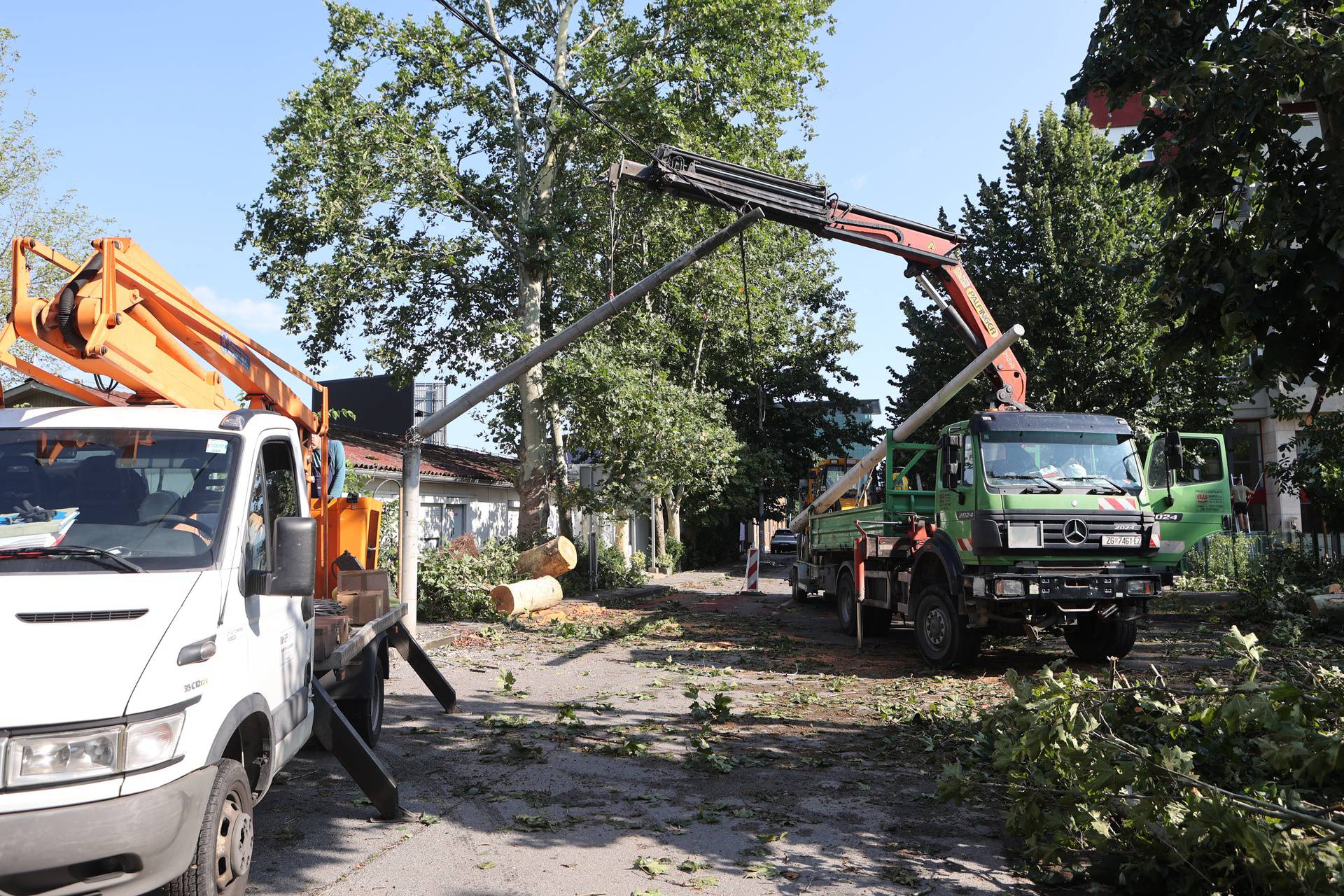 Zagreb: Uklanjanje posljedica jučerašnjeg nevremena na Trnjanskoj cesti 