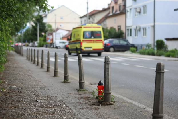 Zagreb: Zapaljena svijeća i ostavljeno cvijeće na mjestu gdje je noćas auto usmrtio djevojku