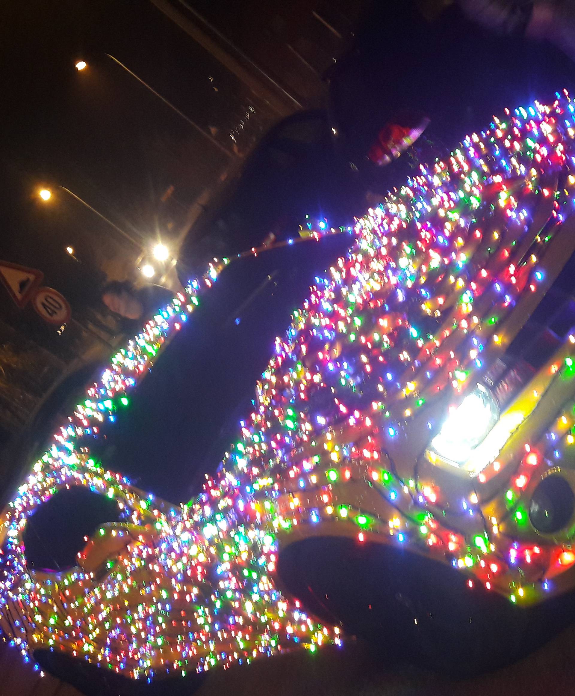Majstori iz Dubrave prijatelju su ukrasili auto s 4500 lampica
