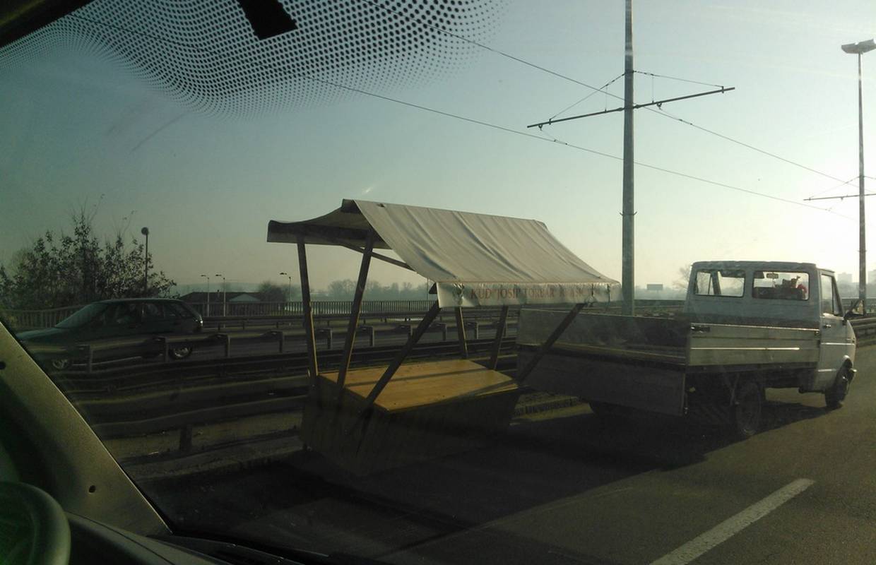 Na mostu je 'izgubio' teret iz prikolice, na cestu ispao štand