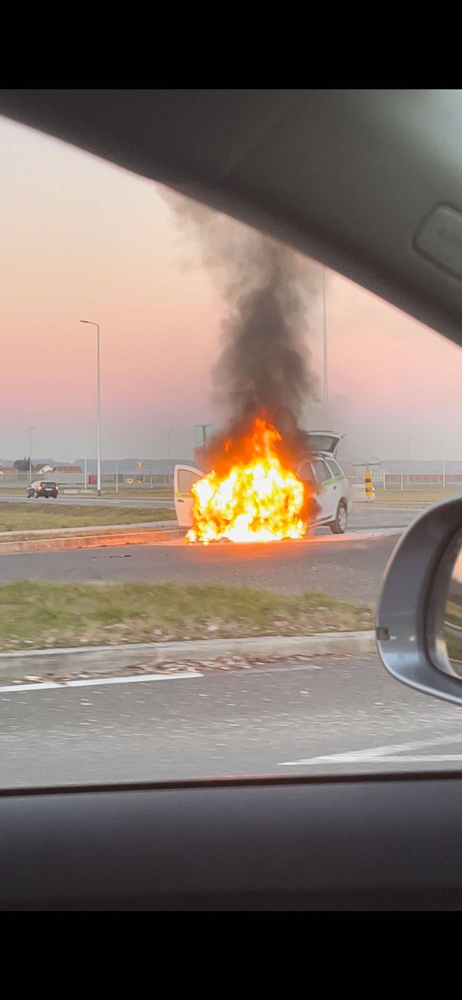 VIDEO: Zapalio se auto kod Ikee, ostala je samo olupina