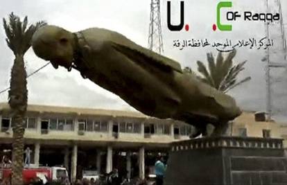 Pobunjenici su srušili kip oca sirijskog predsjednika Assada