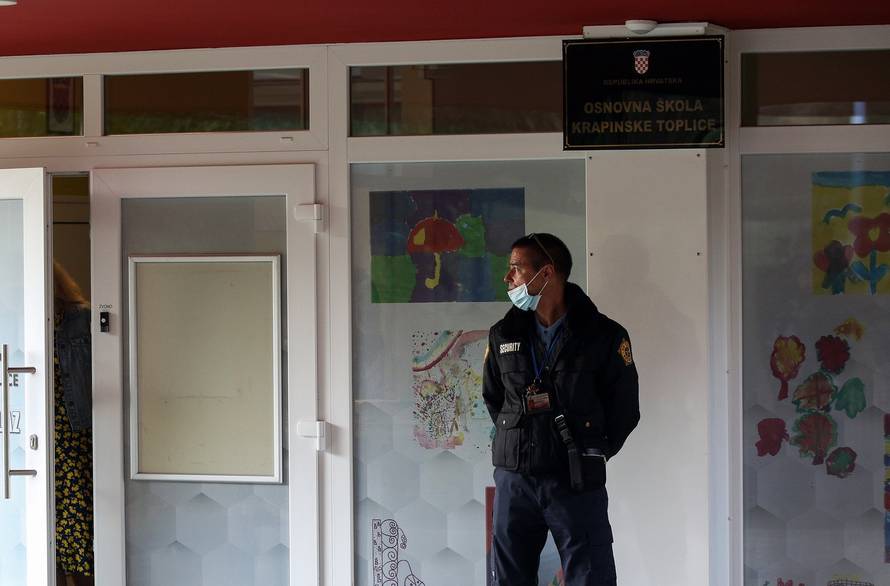 Ispred OŠ u Krapinskim Toplicama stoje zaštitari zbog nekolicine roditelja koji su bili bez maski