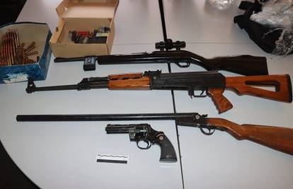 U kući mu policajci našli puške i gotovo kilogram marihuane