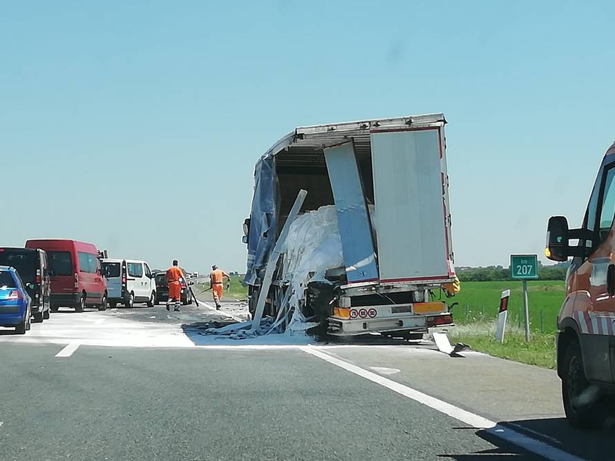 Strašne fotografije: Sudarili se kamioni, jedan probio ogradu