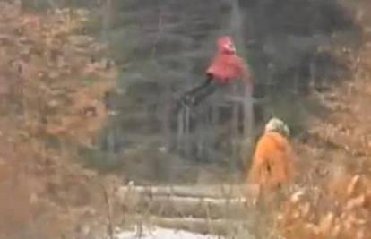 Misteriozna snimka: Šetač u šumi snimio dijete kako lebdi?