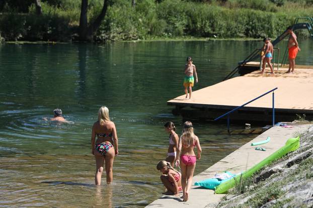 Duga Resa: Osvježenje od vru?ina u rijeci Mrežnici